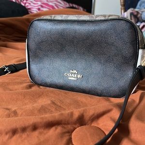 JES CROSSBODY IN BLOCKED SIGNATURE CANVAS